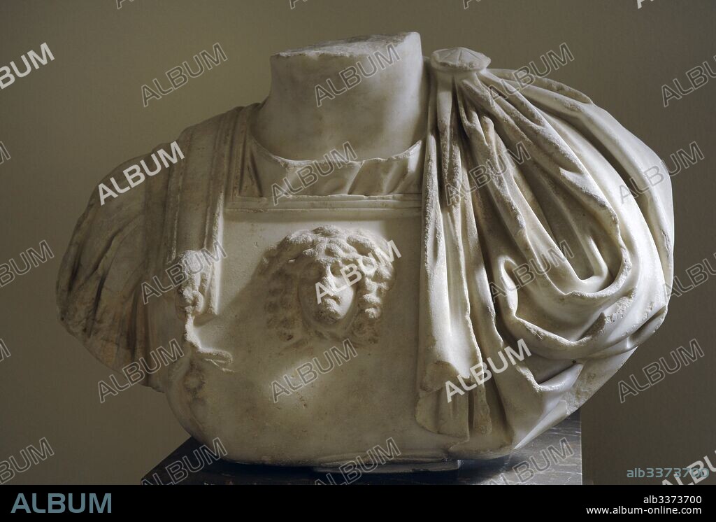 Busto thoracato de Adriano. Siglo II d. C. Mármol blanco. Fragmento de un busto thoracato del emperador Adriano, con retrato de Medusa en la armadura. Museo Nacional Arqueológico. Tarragona. Cataluña, España. White marble. Fragment of a Thoracato (with armor) bust of the Emperor Hadrian. Detail of the armor decorated with the gorgon. 2nd century. Spain. National Archaeological Museum. Tarragona. Catalonia, Spain.