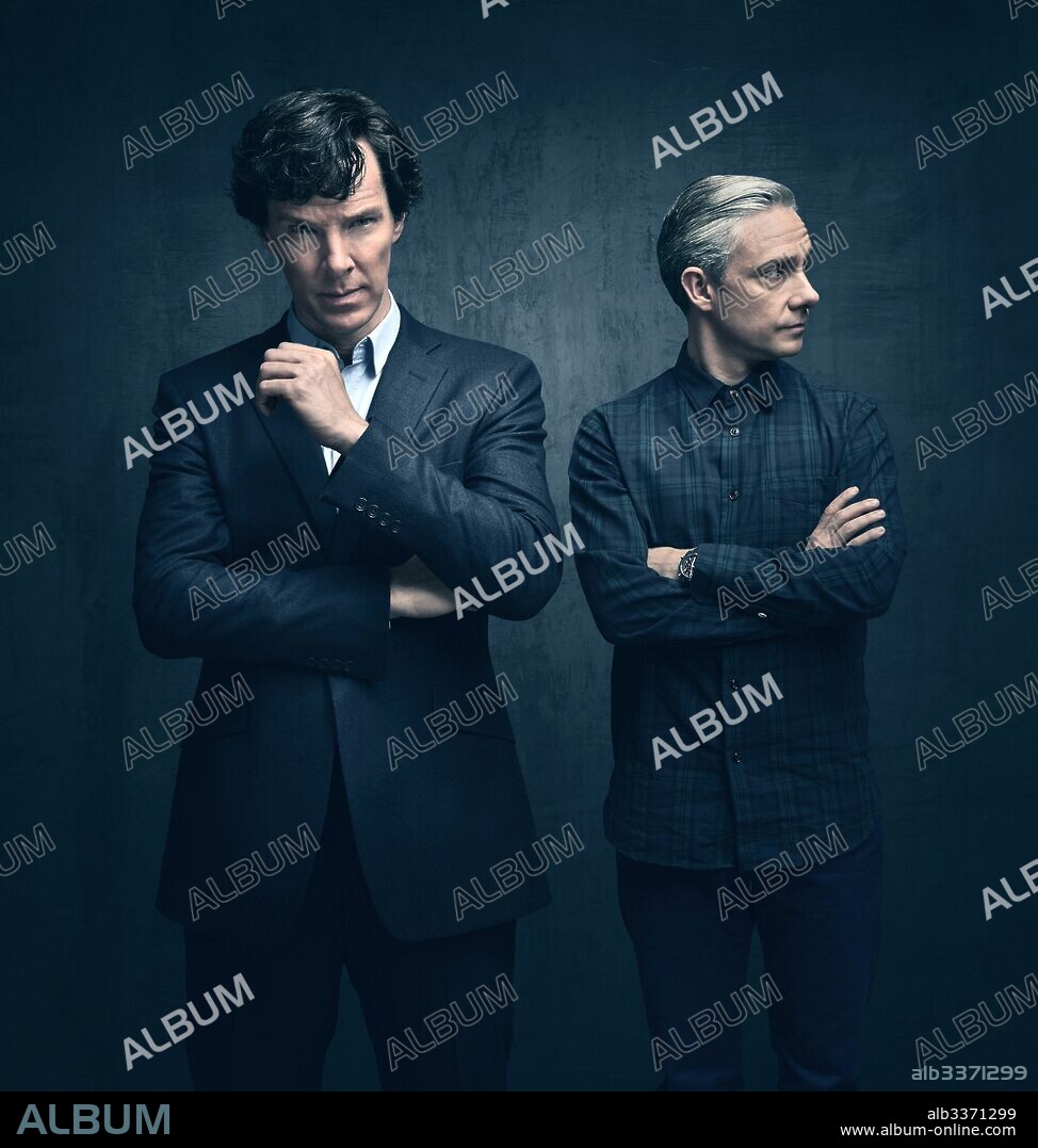 BENEDICT CUMBERBATCH, MARTIN FREEMAN et JOHN WATSON. BENEDICT CUMBERBATCH et MARTIN FREEMAN dans SHERLOCK, 2010, réalisé par PAUL MCGUIGAN. Copyright HARTSWOOD FILMS/BBC WALES.