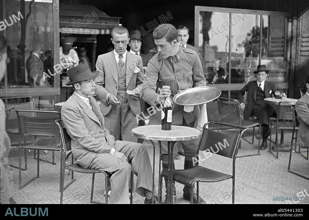 Clientes en la terrassa del Café Moka en las Ramblas de Barcelona. 1 mayo 1935.