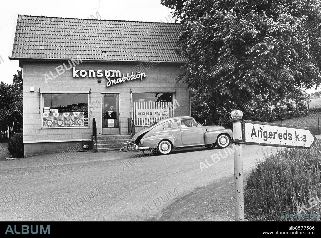 GUNNILSE 1963-07. Utanför Konsumbutiken i Gunnilse sågs Magda Johansson i livet för sista gången vid 10.30-tiden den 13 juni. Den 20 juni fann man henne inlindad i taggtråd vid ett vattendrag och hennes man Rutger Johansson dömdes för mordet.. Foto: Bengt Adin / Expressen / TT / Kod: 192. ** AFTONBLADET OUT **.