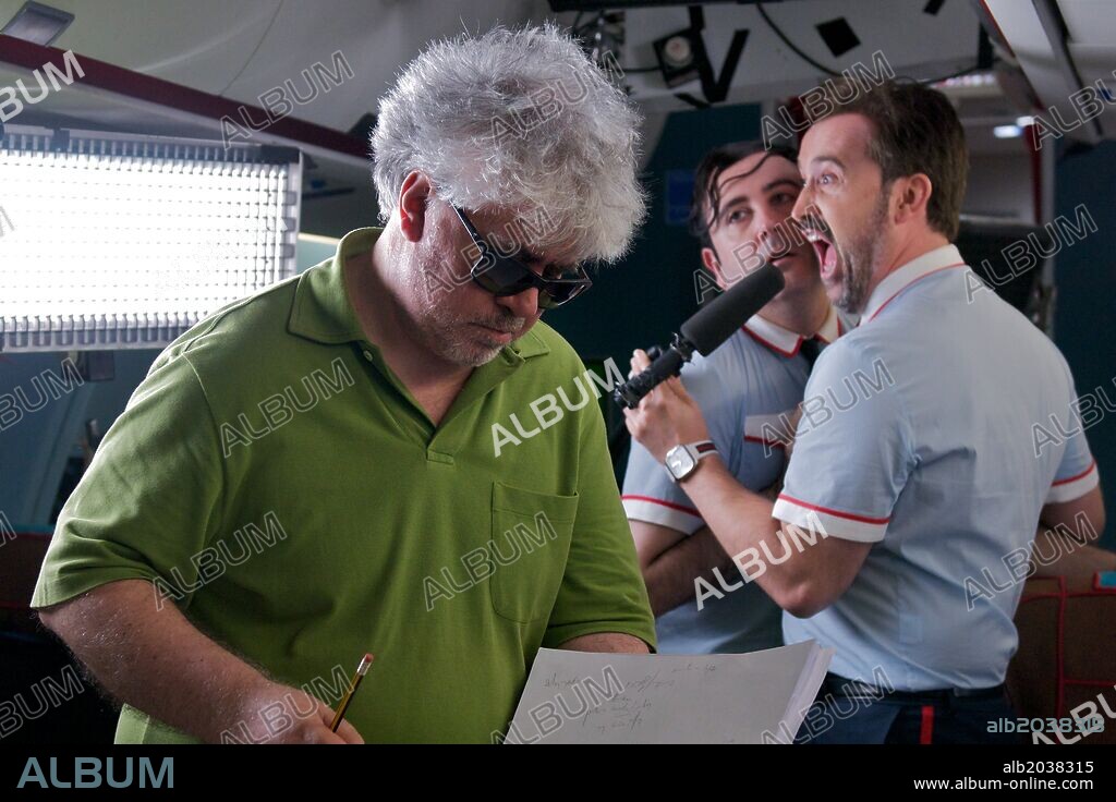 CARLOS ARECES, JAVIER CAMARA und PEDRO ALMODOVAR in LOS AMANTES PASAJEROS, 2013, unter der Regie von PEDRO ALMODOVAR. Copyright EL DESEO S.A / PEREDA, EMILIO / ARDIZZONI, PAOLA.