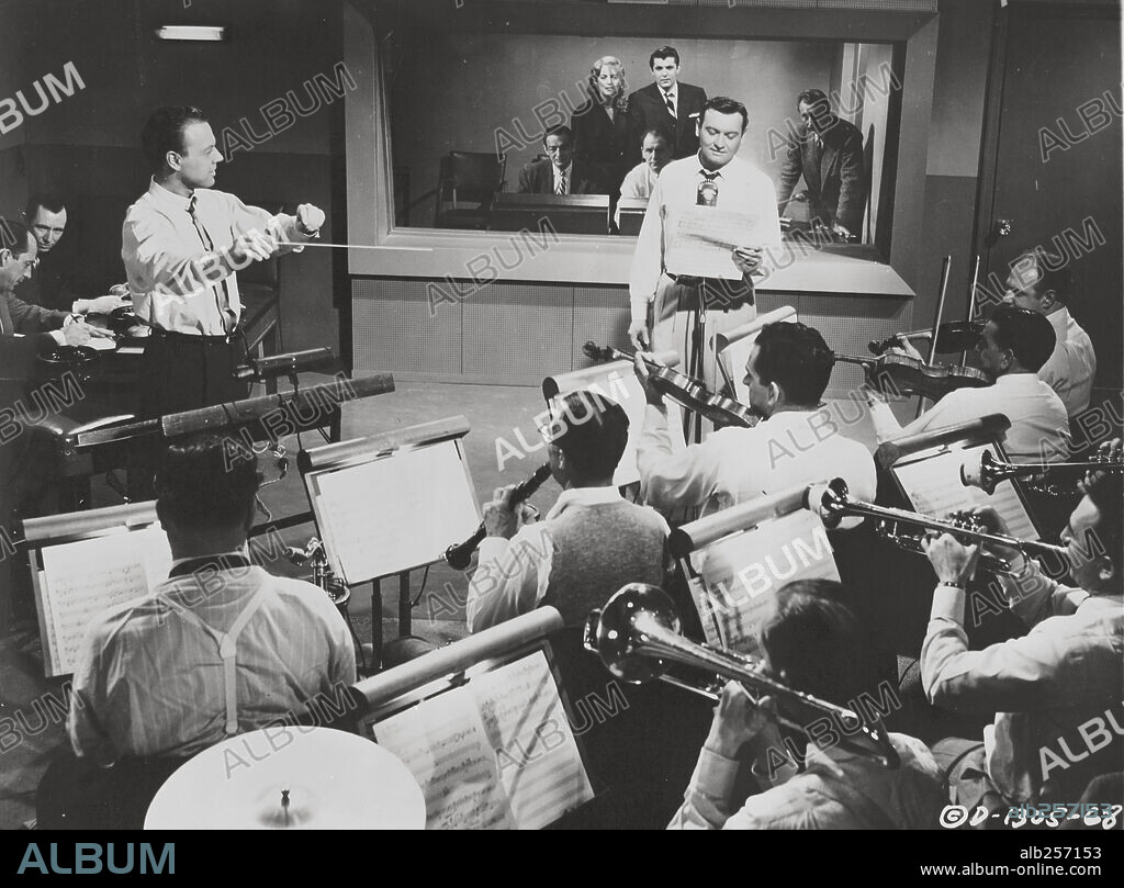 FRANKIE LAINE en VENGA TU SONRISA, 1955 (BRING YOUR SMILE ALONG), dirigida por BLAKE EDWARDS. Copyright COLUMBIA PICTURES.