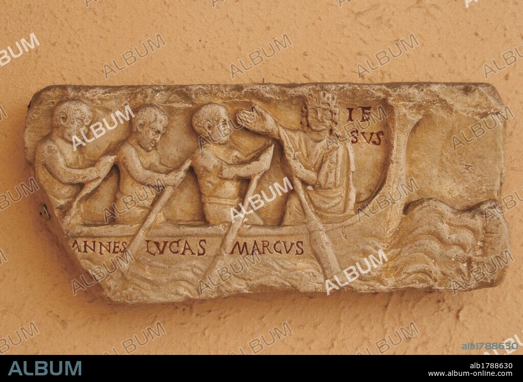 ARTE PALEOCRISTIANO. ITALIA. Fragmento de relieve con la representación de Jesús en una barca acompañado de Lucas y Marcos. Procedente de un sarcógago del s. IV d. C. Original en los Museos Vaticanos. Museo de la Civilización Romana. Eur. Roma.