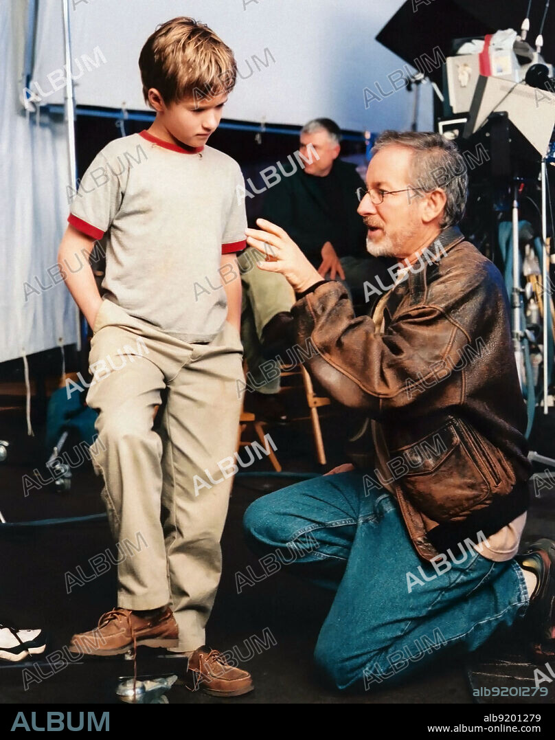 HALEY JOEL OSMENT und STEVEN SPIELBERG in A.I. - KÜNSTLICHE INTELLIGENZ, 2001 (A. I. ARTIFICIAL INTELLIGENCE), unter der Regie von STEVEN SPIELBERG. Copyright WARNER BROS. PICTURES.
