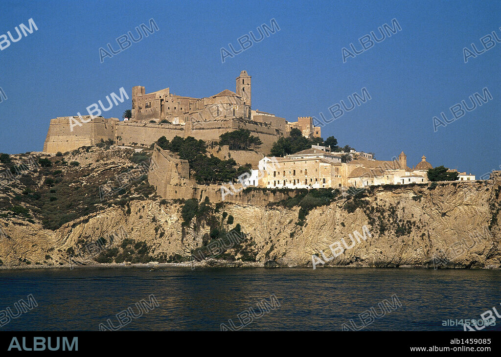 ISLAS BALEARES. EIVISSA. Vista del barrio antiguo (Dalt Vila) dominado por el castillo (siglo XVI) y la Catedral (siglo XIII) .