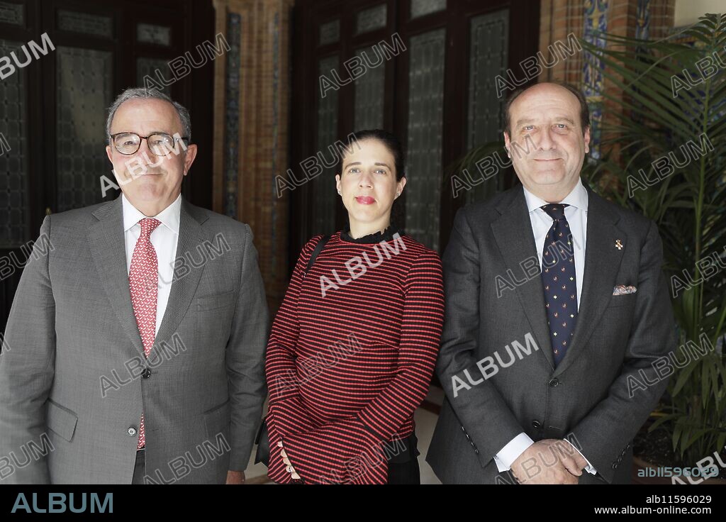 Sevilla, 05/04/2024. XI edición del premio Sabino Fernández Campo que ha tenido lugar en el teatro de Capitanía. En la imagen, Juan Gómez de Salazar, Blanca Moeckel y Joaquín Moeckel. Foto: Raúl Doblado. ARCHSEV.