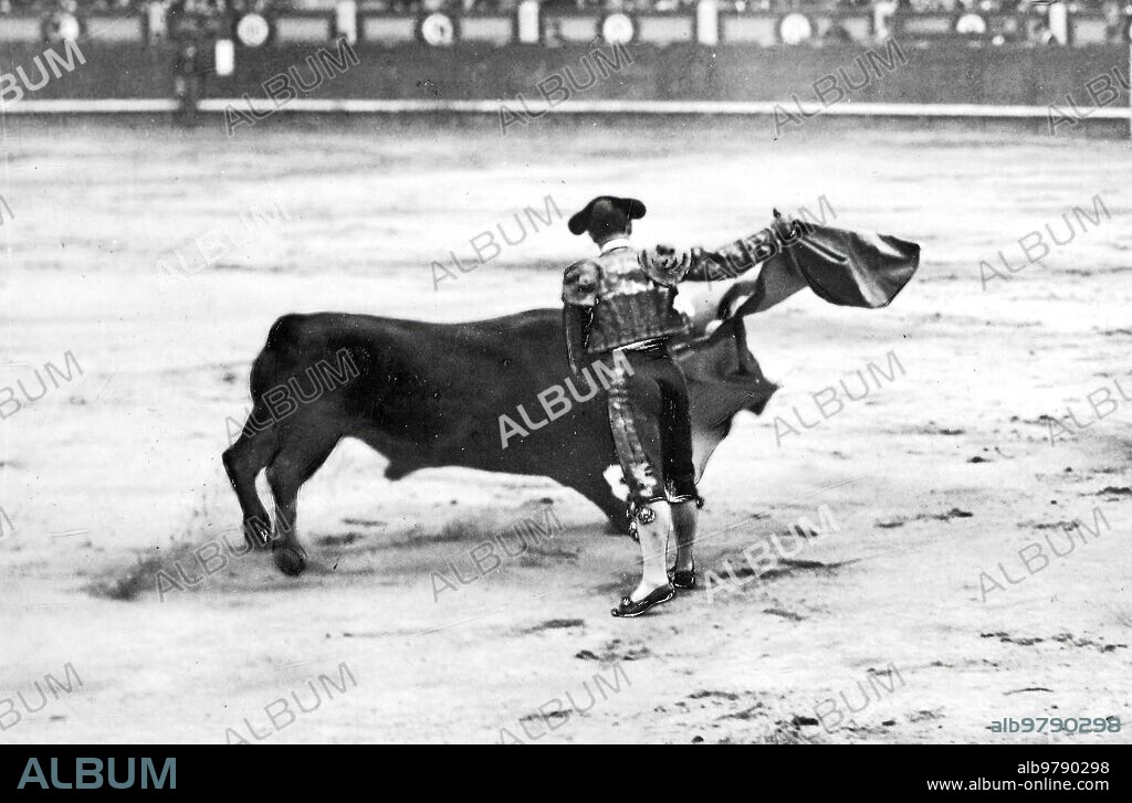28 septiembre 1913. Plaza de Toros de Madrid, día 28. Rafael González (Machaquito), en una Verónica al Toro tercero de Veragua.