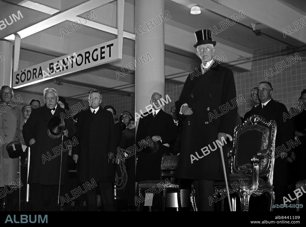 Arkiv 1933. 30 september invigdes Stockholms första tunnelbana som egentligen bara var en spårvägslinje i tunnel. Förortsspårvagnarna 8 och 9 gick i en tunnel under Södermalm där de tre stationerna Slussen, Södra Bantorget och Ringvägen betecknades med ett T. Här invigar Gustaf V den nya Stationen Södra Bantorget, nuvarande Medborgarplatsen. 17 år senare invigdes den nuvarande tunnelbanan på sträckan Slussen-Hökarängen.. First metro in Stockholm was a tram-car in a tunnel at Södermalm. Picture shows king Gustaf V at the inauguration of the new station Södra Bantorget. Foto: TT / Kod 1900.