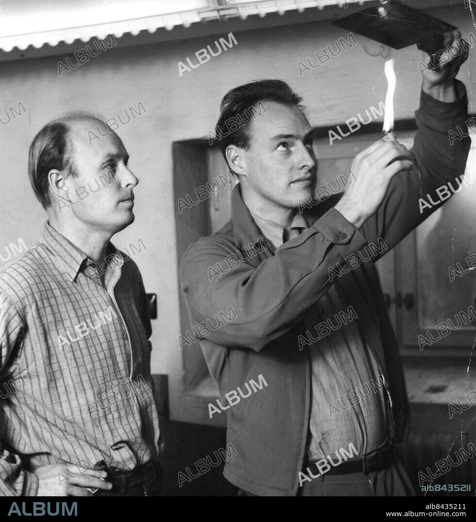 GÖTEBORG 1956-10-12.. Konstnär Torsten Renqvist (tv) och Anders Marck på Valands konsthögskola. Infört 1956-10-18. *** Local Caption *** GT Foto: Christian Tyre / Kamerareportage / TT / Kod: 2524.