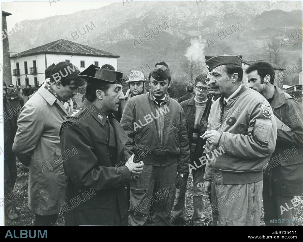 Naranjo de Bulnes (Asturias), febrero de 1970. Rescate de los alpinistas Gervasio Lastra y José Luis Arrabal. En la imagen, el coronel de la Guardia Civil de Oviedo, don Ángel García Suárez, que dirigió todas las operaciones de rescate, y el comandante Herrera, coordinador de los dos helicópteros del Servicio de Rescate Aéreo.