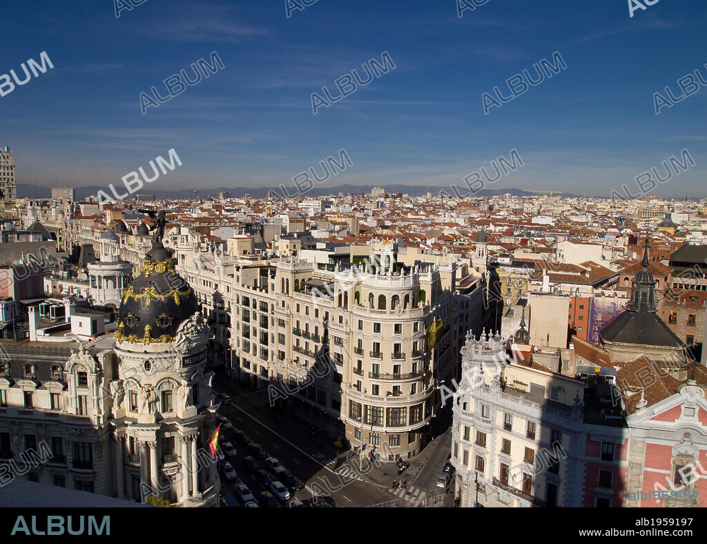 MADRID. Vista del exterior del edificio Hotel Ada Palace y del Edificio Metrópolis. España.