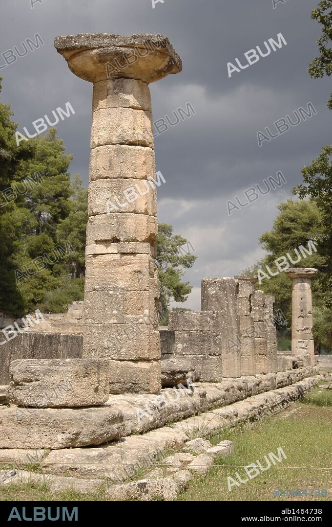 ARTE GRIEGO. GRECIA. TEMPLO DE HERA (HERAION). El más antiguo de los tres templos que hay en el santuario, y el primer templo conocido en que se utiliza el ORDEN DORICO (s. VI a. C.). Es períptero y hexástilo. Vista parcial del templo con COLUMNA DORICA en primer término. Situado en el ALTIS. SANTUARIO DE OLIMPIA. Provincia Ilía. Región del Peloponeso.