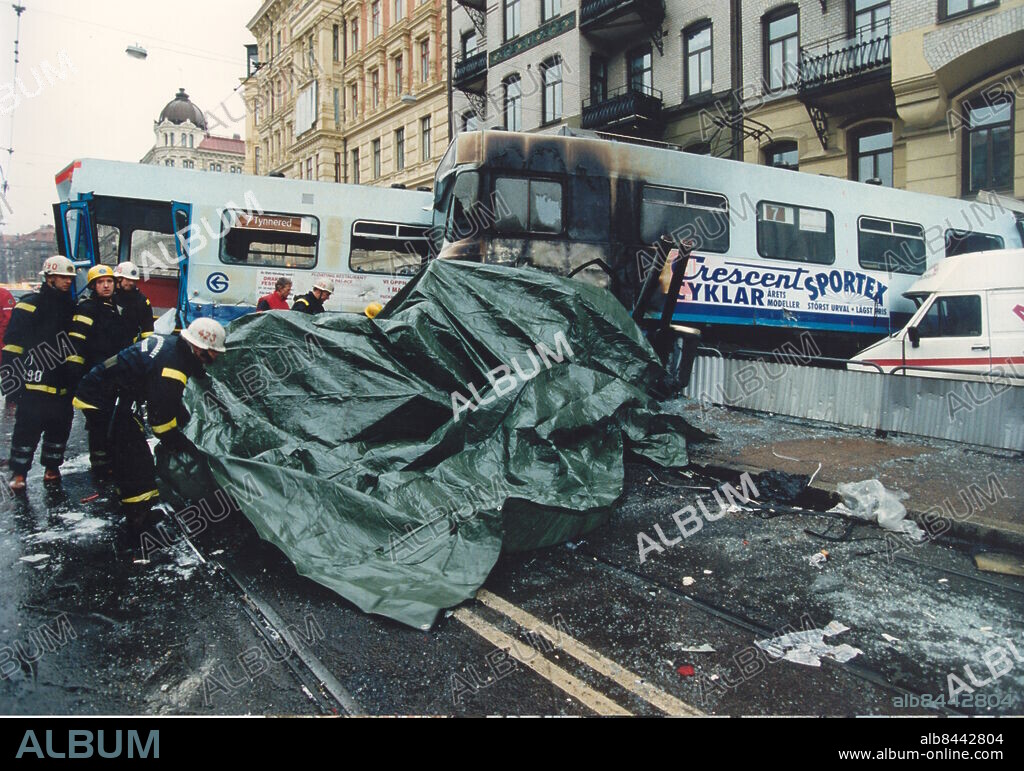 Göteborg 1992-03-12. Spårvagnsolycka på Aschebergsgatan - Vasaplatsen *** Local Caption *** GP inscannd från kopia. MAGNUS SUNDBERG.