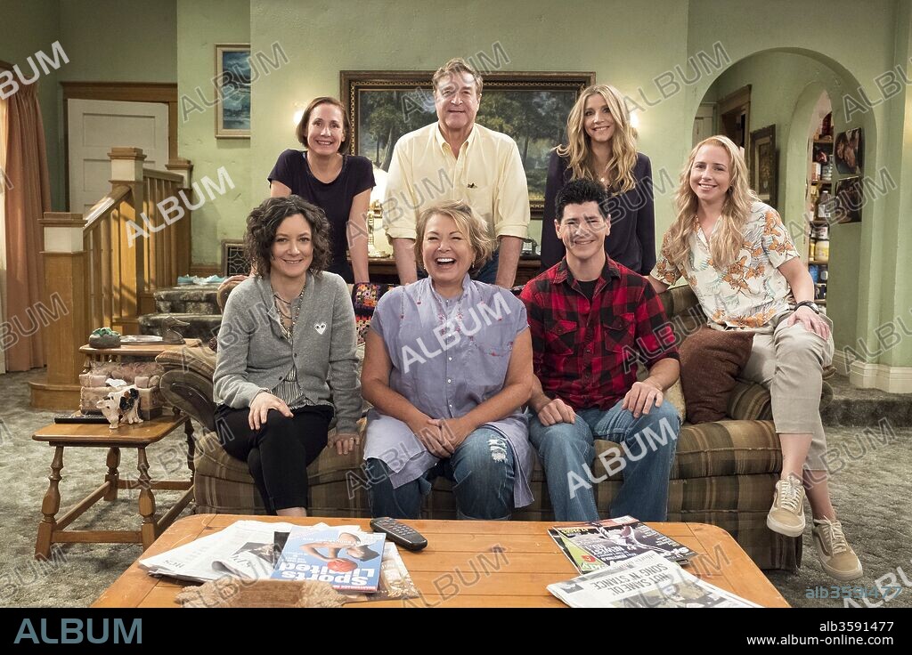 ALICIA GORANSON, JOHN GOODMAN, LAURIE METCALF, MICHAEL FISHMAN, ROSEANNE BARR and SARAH CHALKE in ROSEANNE, 2018, directed by MATT WILLIAMS and ROSEANNE BARR. Copyright CARSEY-WERNER COMPANY.