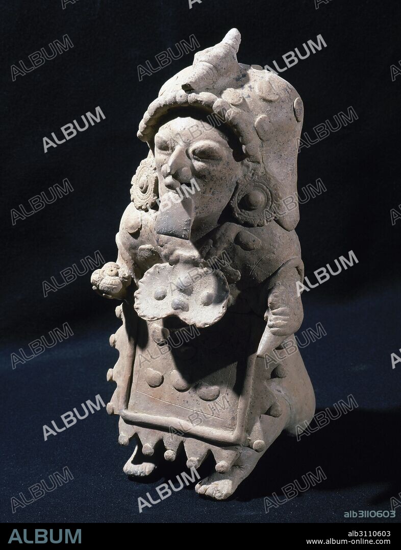 PERIODO PRECOLOMBINO-PREINCAICO. CULTURA JAMA-COAQUE (500 a. C. -500 d. C.). Localizada entre el cabo San Francisco y la actual Bahía de Caráguez. FIGURA DEL TIPO CHONE. Piezas vacías, realizadas a molde y a mano, con una decoración en cabeza y vestidos, llevando generalmente objetos rituales en las manos. FIGURA MASCULINA, 37 x 20 cm. Procede del Ecuador. Colección particular.