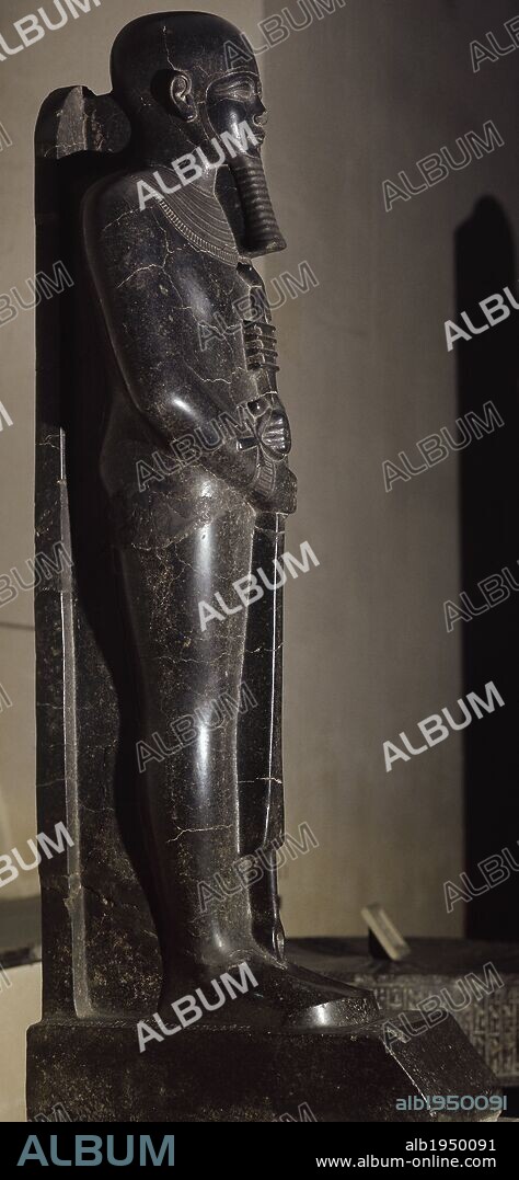 ARTE EGIPCIO. Estatua en piedra que representa a PTHA, dios del antiguo Egipto, adorado especialmente en Menfis como creador del mundo. Museo Egipcio. Turín. Italia.