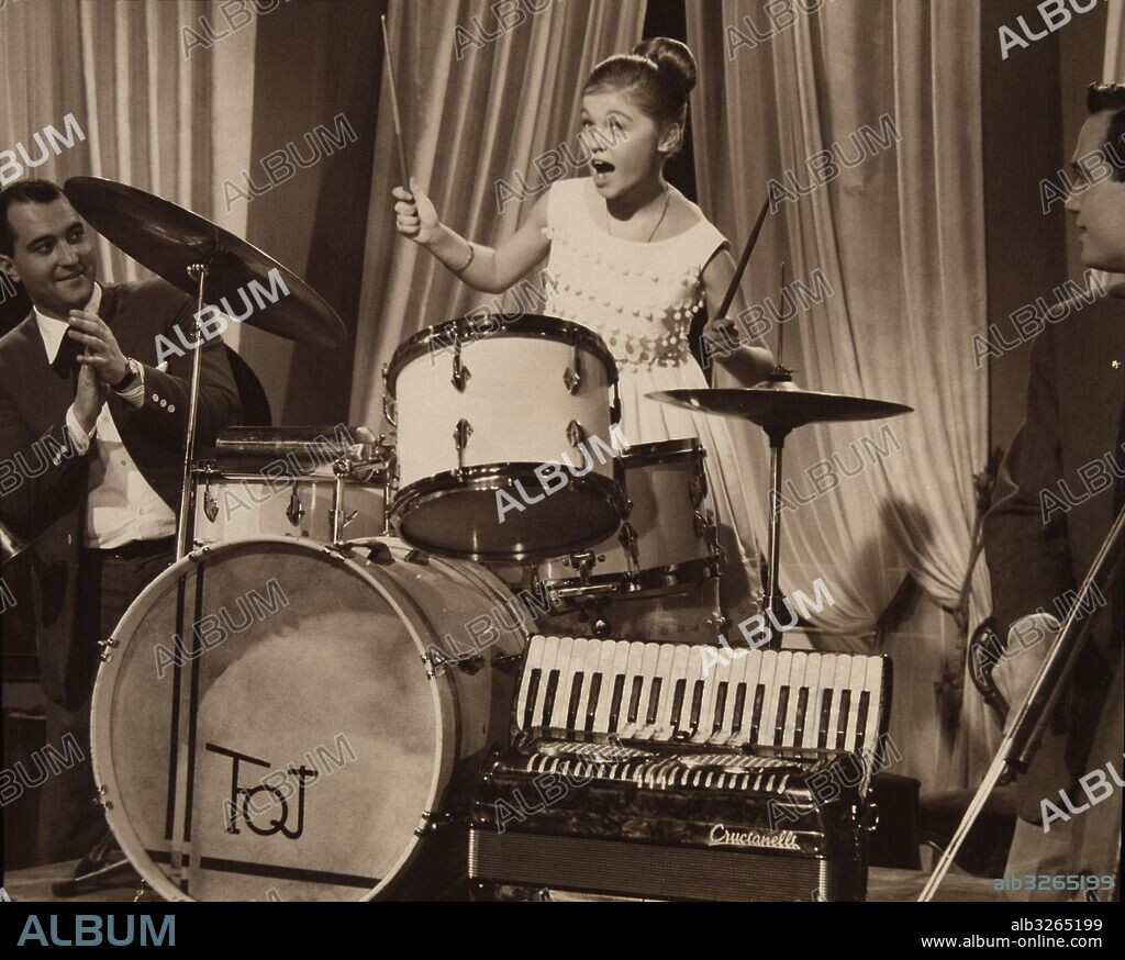 PELICULA : TOMBOLA , 1962. DIRECTOR , LUIS LUCIA. ACTORES , MARISOL. MARISOL. PEPA FLORES. ACTRIZ Y CANTANTE ESPAÑOLA. MALAGA 1948 -.