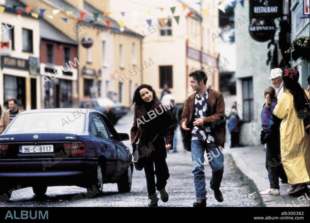 J O SANDERS und JANEANE GAROFALO in THE MATCHMAKER, 1997, unter der Regie von MARK JOFFE. Copyright POLYGRAM.