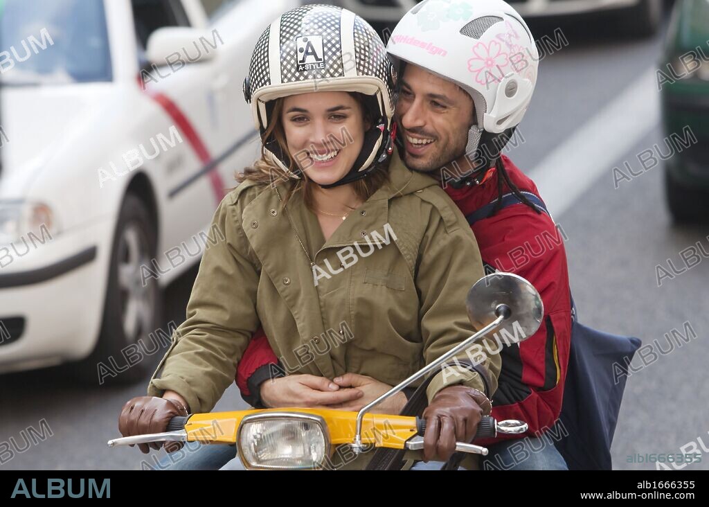 ADRIANA UGARTE y HUGO SILVA en LO CONTRARIO AL AMOR, 2011, dirigida por VICENTE VILLANUEVA. Copyright ANTENA 3 FILMS.