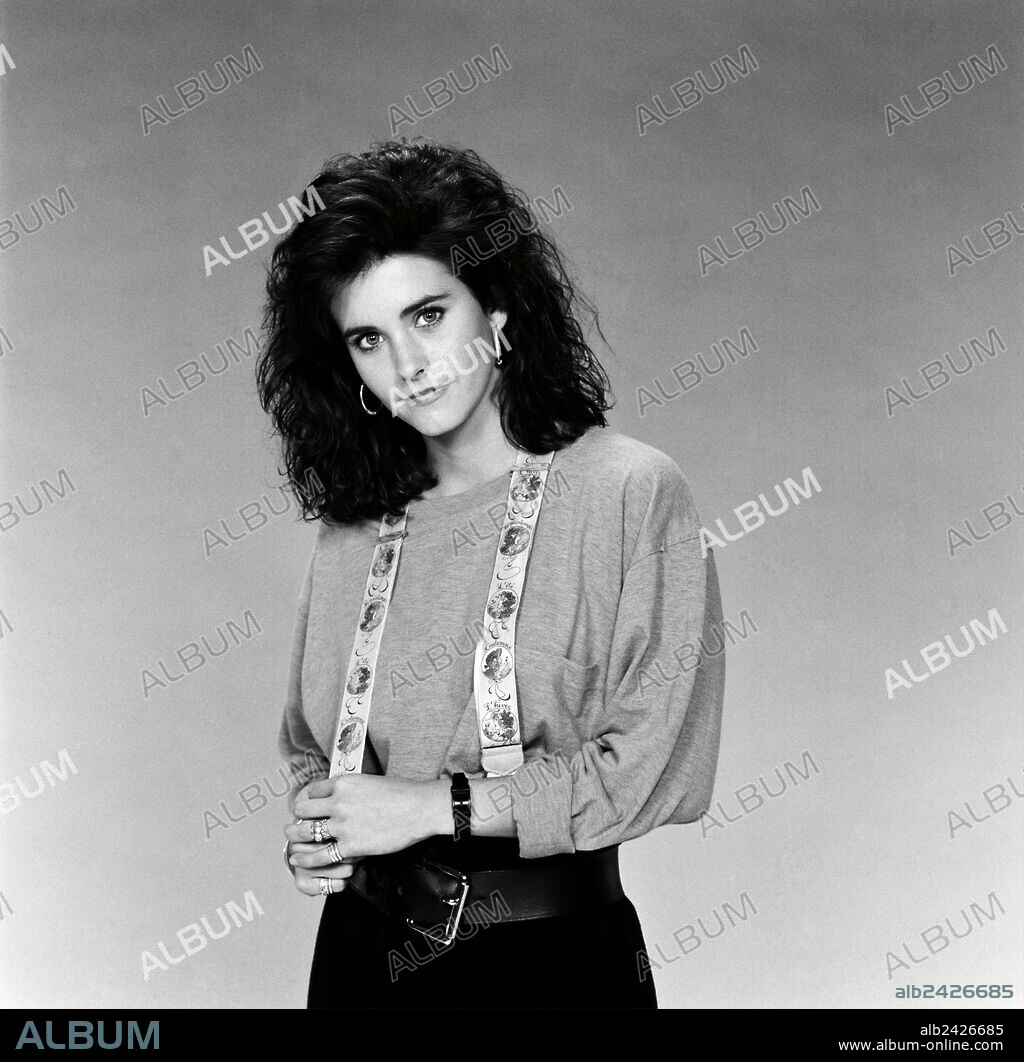 COX COURTENEY. COURTENEY COX en ENREDOS DE FAMILIA, 1982 (FAMILY TIES), dirigida por SAM WEISMAN. Copyright PARAMOUNT TV.
