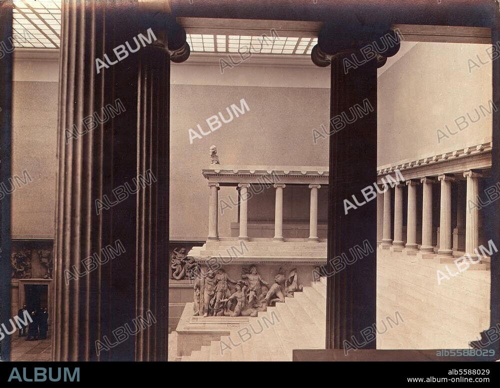Berlin-Mitte, Pergamon-Museum (erb. 1912-30; Arch.: A.Messel u. L.Hoffmann). Rekonstruktion des Westteils des Zeus-Altars von Pergamon (Pergamon-Altar; hellenistisch, um 164/156 v. Chr.): Blick vom Südflügel der Säulenhalle auf den Nordflügel. Foto, undat. (um 1930).