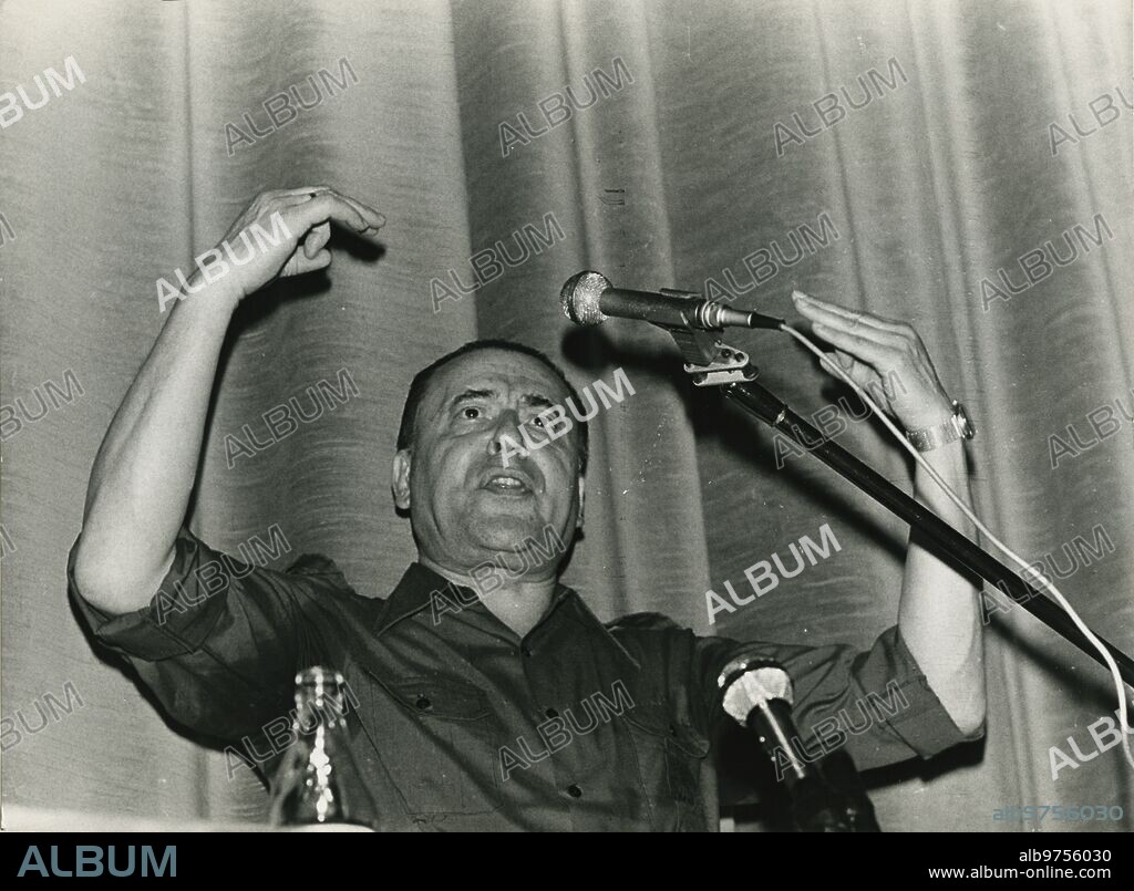1977. Blas Piñar giving a speech.