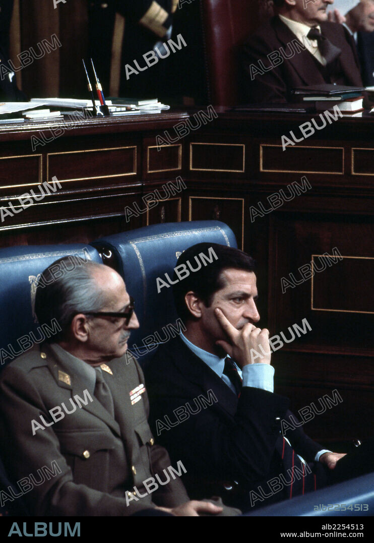 ADOLFO SUAREZ GONZALEZ. POLITICO ESPAÑOL. CEBREROS 1932. PRESIDENTE DEL GOBIERNO DESDE 1976 AL 1981. FOTO EN SU ESCAÑO DEL CONGRESO DE LOS DIPUTADOS COMO PRESIDENTE DEL GOBIERNO. JUNTO A EL MANUEL GUTIERREZ MELLADO, AÑO 1979.