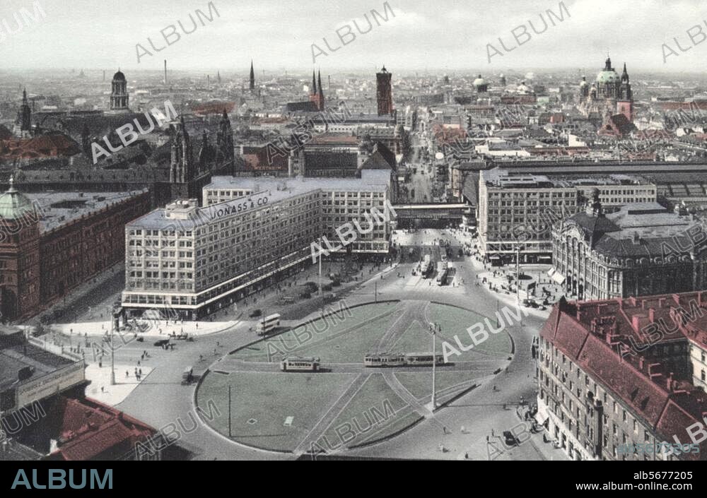Berlin-Mitte, Alexanderplatz. Blick auf die Bürohochhäuser (1929-32; P. Behrens) und die Königstraße. Rechts Kaufhaus Tietz, li. Polizeipräsidium. Im Hintergrund (v. l. n. r.) Stadthausturm, Petrikirche, St. Nikolai, Rathausturm, Schloßkuppel, Dom und Marienkirche. Fotopostkarte, koloriert, nach 1932.