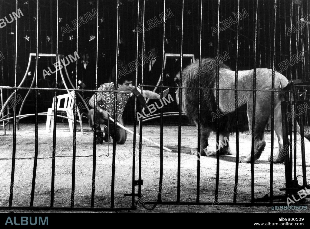 JANUARY 1993.- Angel Christ in the cage with the lions, in his circus.