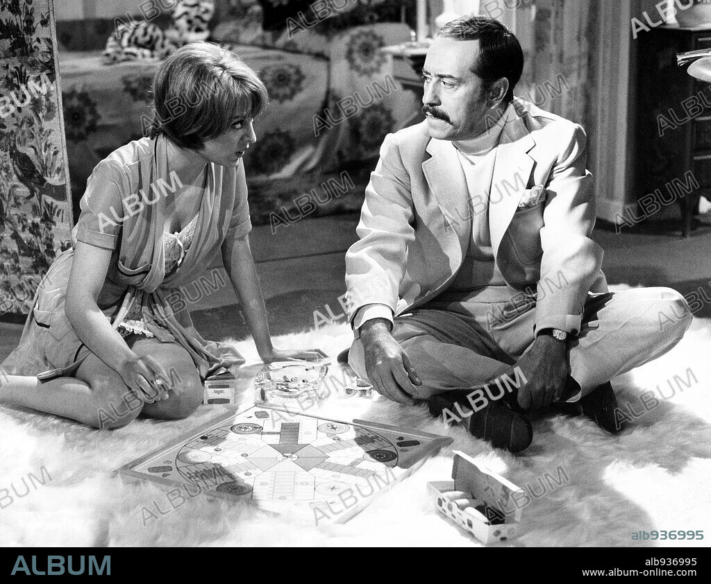 JOSE LUIS LOPEZ VAZQUEZ and MARIA JOSE ROMAN in LA DECENTE, 1971, directed by JOSE LUIS SAENZ DE HEREDIA. Copyright FILMAYER.