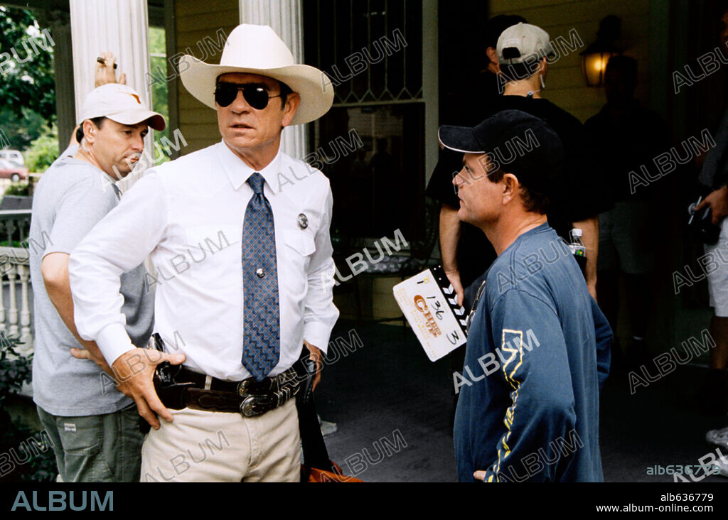 STEPHEN HEREK and TOMMY LEE JONES in MAN OF THE HOUSE, 2005, directed by STEPHEN HEREK. Copyright REVOLUTION STUDIOS / REDIN, VAN.