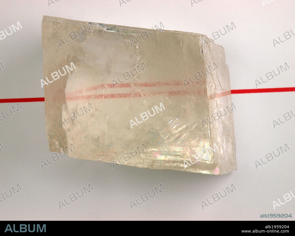 ESPATO DE ISLANDIA (CALCITA DE ISLANDIA). Variedad de calcita transparente, que presenta, de forma muy clara, el fenómeno de la DOBLE REFRACCIÓN O BIRREFRINGENCIA, por lo que se utiliza para fabricar prismas de Nicol.