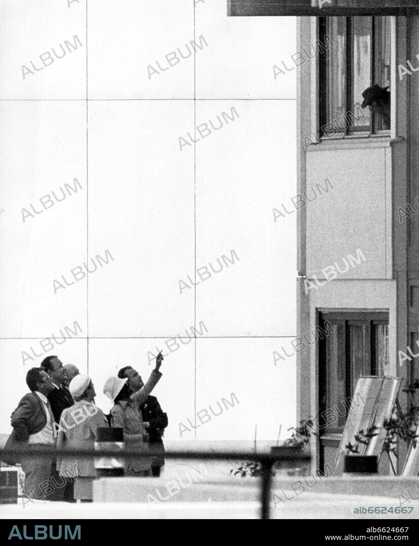 Bruno Merk, HANS-DIETRICH GENSCHER, Manfred Schreiber et Merck. An Arabian terrorist (r, window) is talking from the window of the Israeli team accommodation in the Olympic village of the Munich Summer Games, on 5 September 1972, with the members of a German negotiating delegation, lead by Federal Minister of Interior Hans-Dietrich Genscher (2nd from left). Arabian terrorists of the group 'Black September' had attacked the Israeli accommodation in the Olympic village, killed two Israelis and took nine hostages in the morning of 5th September. Their ultimatum: release of 200 imprisoned Palestinians and free passage with the other hostages. In the evening, the terrorists fly with their hostages in helicopters to the military airport Fürstenfeldbruck. Hours later, the rescue operation fails. All nine Israeli hostages, five Arabian terrorists, and a Munich police officer lose their lives during the operation, three terrrorist get injured and arrested. 05/09/1972
