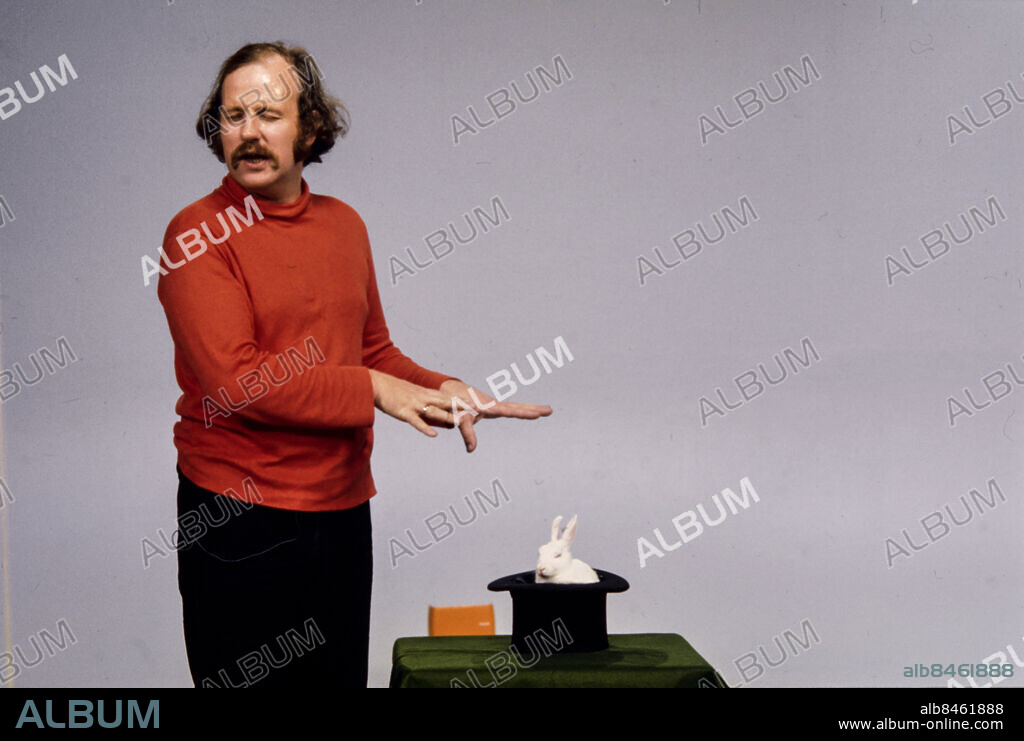 1974. PERSIENNEN, barnprogram med norske skådespelaren och komikern Jon Skolmen, Sänt första gången 1974-10-28. Foto: Kenneth Thorén / SVT / Kod: 5600. hatt, kanin. Bildservice D 913 / Färgdia.