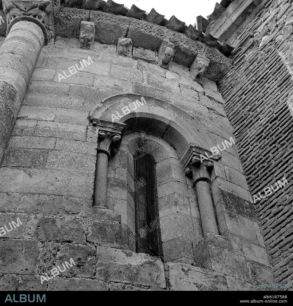 VENTANA ROMANICA DEL ABSIDE DE LA IGLESIA DE SAN JUAN BAUTISTA - SIGLO XIII - ROMANICO ESPAÑOL - FOTOGRAFIA EN BLANCO Y NEGRO - AÑOS 60.