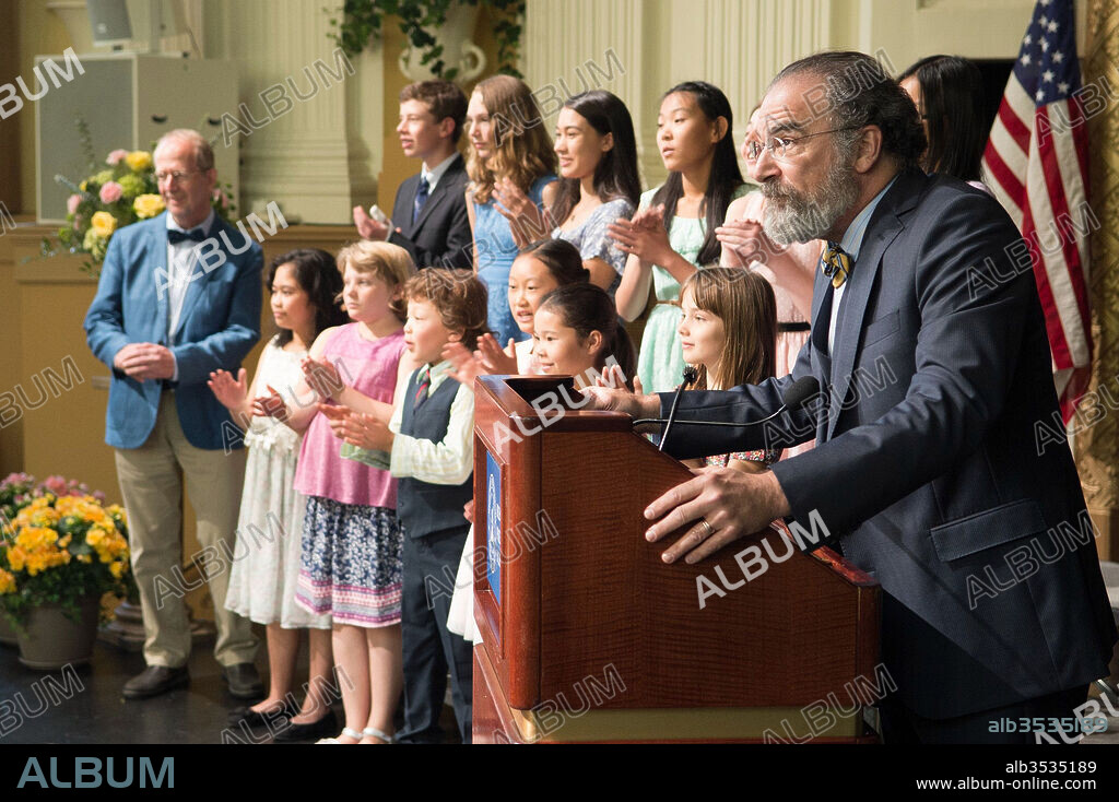 MANDY PATINKIN in WONDER, 2017, directed by STEPHEN CHBOSKY. Copyright LIONSGATE/MANDEVILLE FILMS/PARTICIPANT MEDIA/WALDEN MEDIA.