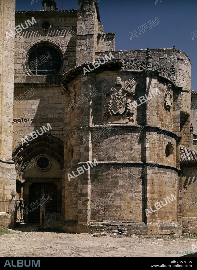 ABSIDE DE LA CAPILLA DE SANTIAGO DE LA CATEDRAL DE BURGO DE OSMA CON EL ESCUDO DEL PAPA JULIO II - SIGLO XVI - FOTO AÑOS 60.