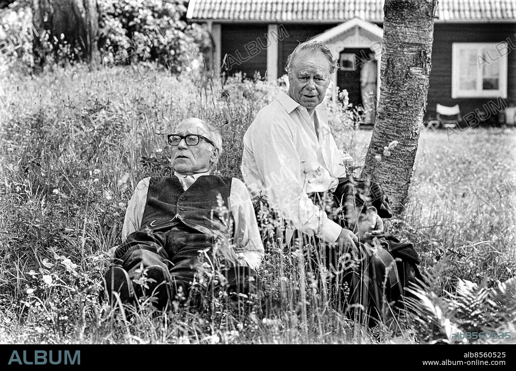 ÖSTERGÖTLAND 1972-06-30.. Inspelning av VEM ÄLSKAR YNGVE FREJ?. TV-film av Stig "Slas" Claesson i regi av Lars Forsberg.. Sänt första gången 1973-01-06.. Här ses skådespelarna Gunnar Strååt (tv), som Öman, och Gus Dahlström, som Eriksson.. Foto: Bertil S-son Åberg / RiR / SVT / Kod: 5600. Reportage publ. i RiR 33/72 sid. 8-9.. RiR 20567 sv/v neg   . TV2-teatern.