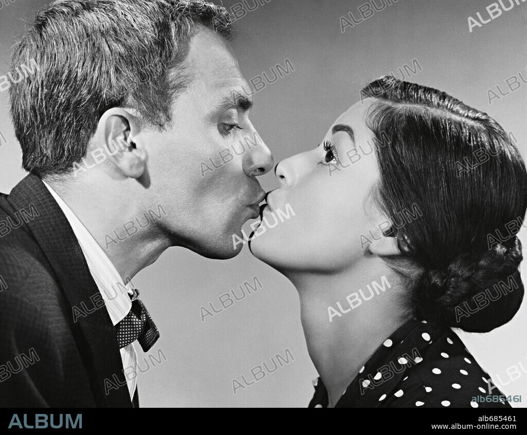 EMMA PENELLA and JOSE LUIS OZORES in UN ANGEL TUVO LA CULPA, 1960. Copyright FLORALVA-ALCOCER.
