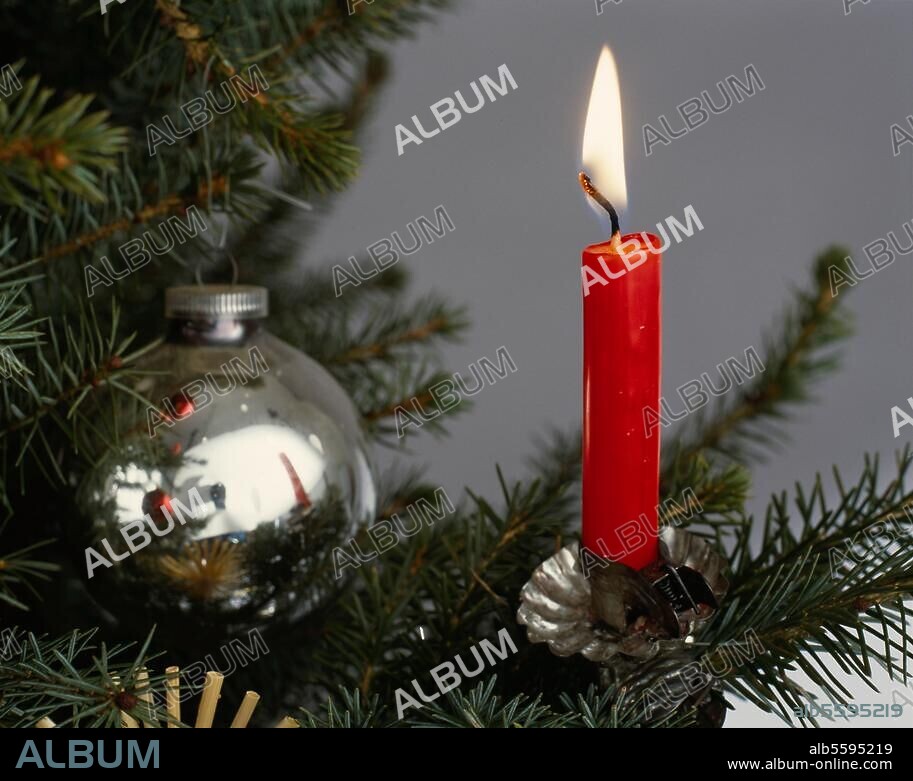 Kalenderfeste:. Weihnachten / Weihnachtsbaum. Baumschmuck (Glaskugel und brennende Kerze). Foto, 1994 (Dieter E. Hoppe).