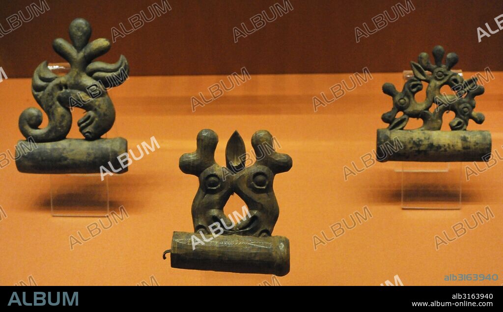 Edad del Hierro. MESETA DE UKOK. CULTURA PAZYRYK (Escitas). Siberia Suroccidental. Objetos de un ajuar funerario. Adornos. Cabezas de alce estilizadas talladas en madera. Siglos VI-V a. C. Necrópolis de Tuekta. Kurgán o túmulo 1. Museo del Hermitage (The State Hermitage Museum). San Petersburgo. Rusia.