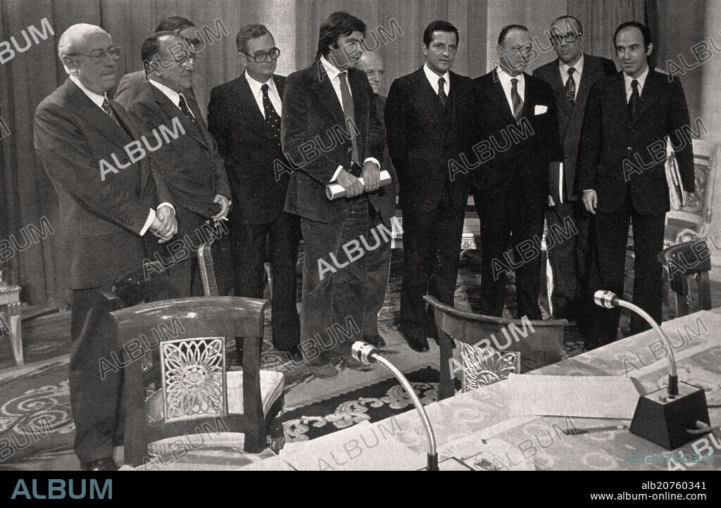 POLITICOS FIRMANTES DE LOS PACTOS DE LA MONCLOA EL 25 DE OCTUBRE DE 1977 - FOTOGRAFIA EN BLANCO Y NEGRO - 1977.