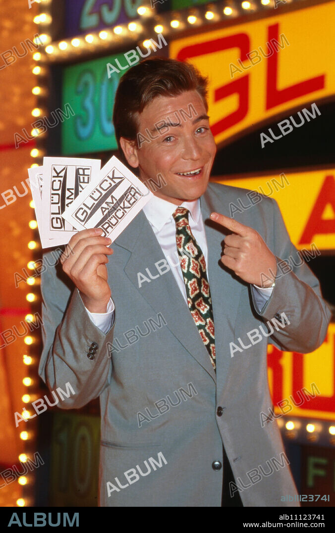 Glück am Drücker, game show, Germany 1992, presenter Al Munteanu in front of the logo (original german headline: Glück am Drücker).