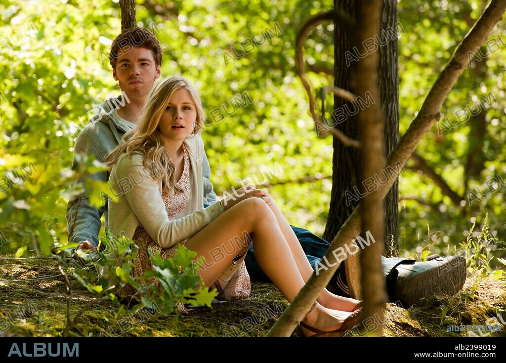 ERIN MORIARTY y NICK ROBINSON en THE KINGS OF SUMMER, 2014, dirigida por JORDAN VOGT-ROBERTS. Copyright BIG BEACH FILMS/LOW SPARK FILMS.