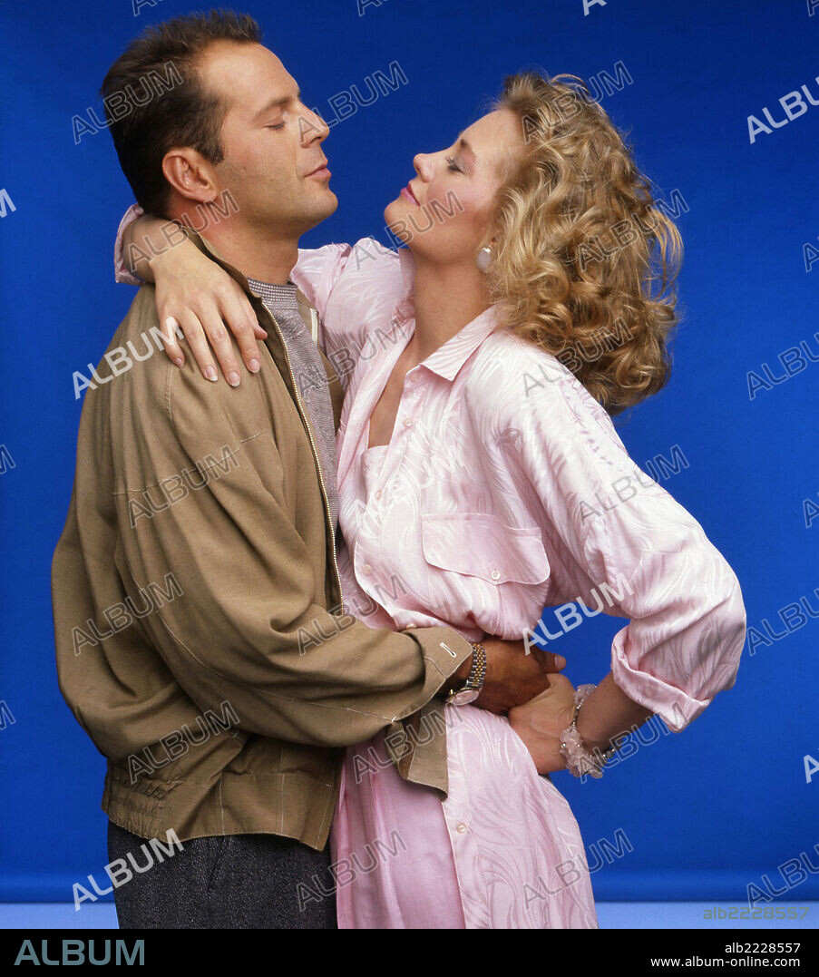 BRUCE WILLIS y CYBILL SHEPHERD en LUZ DE LUNA, 1985 (MOONLIGHTING). Copyright ABC.