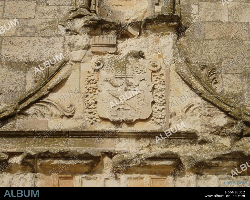 ESCUDO PAPAL EN LA FACHADA DE LA IGLESIA DE SAN PEDRO - SIGLO XVI.