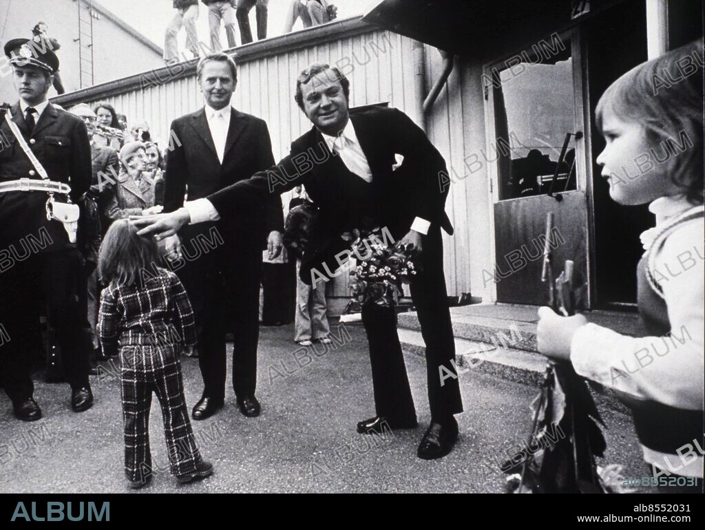 FILE 19730920 - . King Carl XVI Gustaf of Sweden the day after his coronation. A bit awkwardly he thanks a little girl for the bouquet of flowers she had given him. Behind the King stands Prime Minister Olof Palme. It is 25 years since former Swedish Prime Minister and Party Leader of the Social Democrats Olof Palme was shot to death at the Sveavägen street in central Stockholm, February 28, 1986.. Photo: SCANPIX Code: 190.