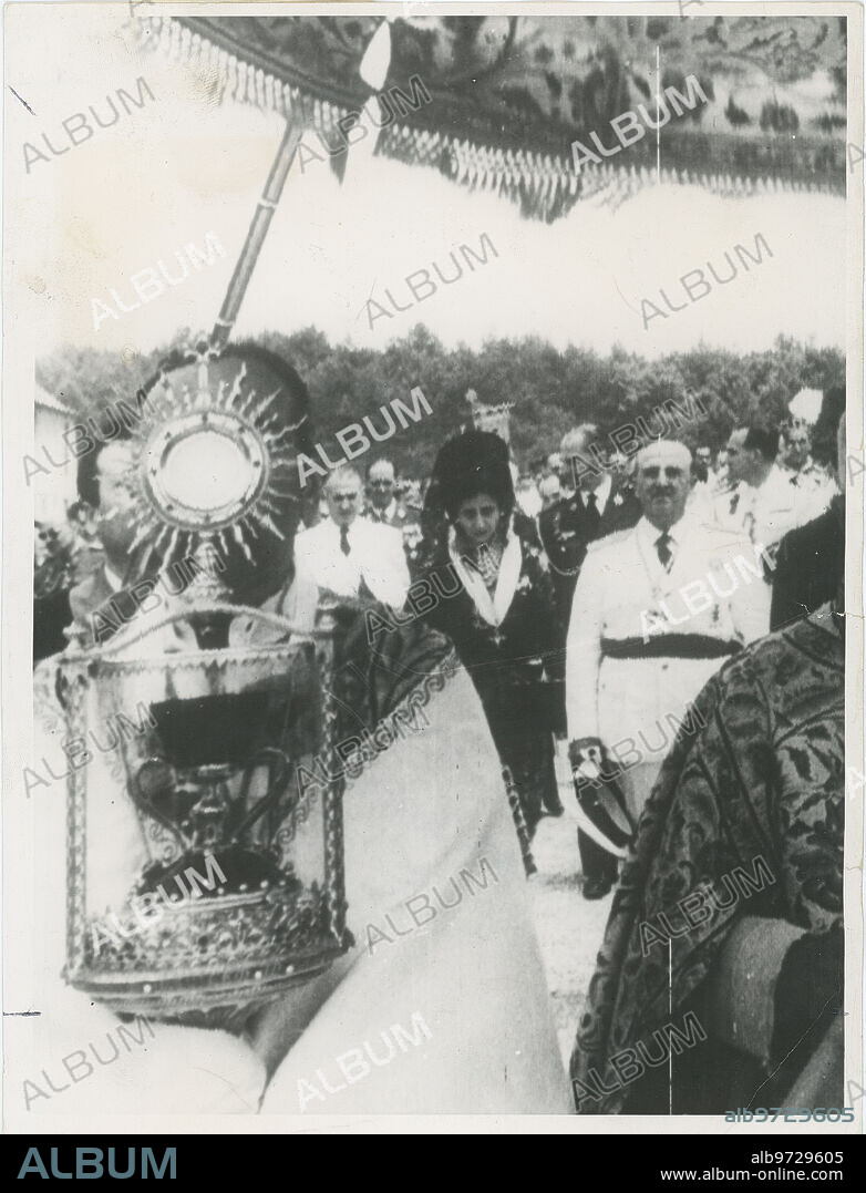 Botaya (Jaca, Huesca), 29/06/1959. Procesión solemne para trasladar el Santo Cáliz de la Cena, desde el Monasterio Alto al Monasterio Bajo de San Juan de la Peña.