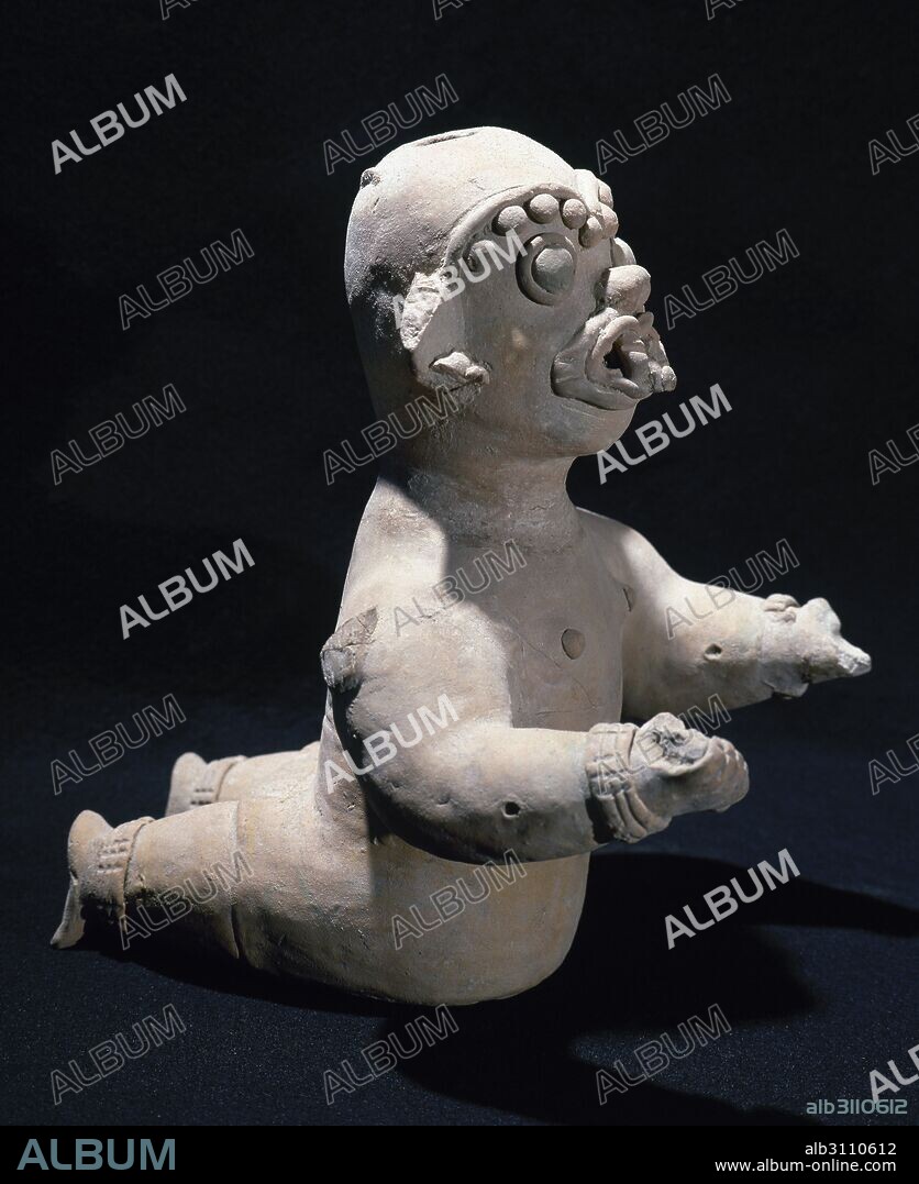 PERIODO PRECOLOMBINO-PREINCAICO. CULTURA JAMA-COAQUE (500 a. C. -500 d. C.). Localizada entre el cabo San Francisco y la actual Bahía de Caráguez. FIGURA DEL TIPO CHONE. Piezas vacías, realizadas a molde y a mano, con una decoración en cabeza y vestidos, llevando generalmente objetos rituales en las manos. OFERENTE ARRODILLADO, (25 x 19 x 15 cm). Procede del Ecuador. Colección particular.