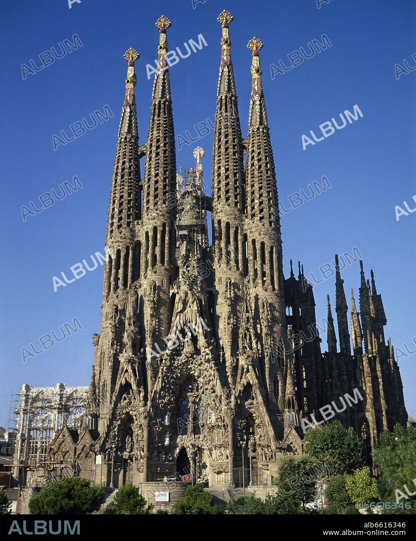 ANTONI GAUDÍ. FACHADA DEL NACIMIENTO DE LA SAGRADA FAMILIA DE BARCELONA - SIGLO XX.